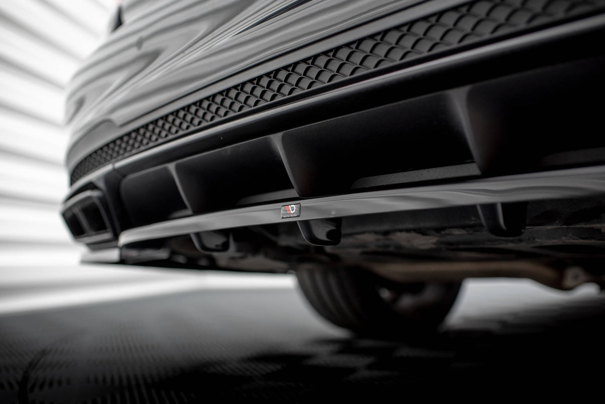 Front splitter montert på Mercedes E63 AMG W212 Facelift i nærbilde