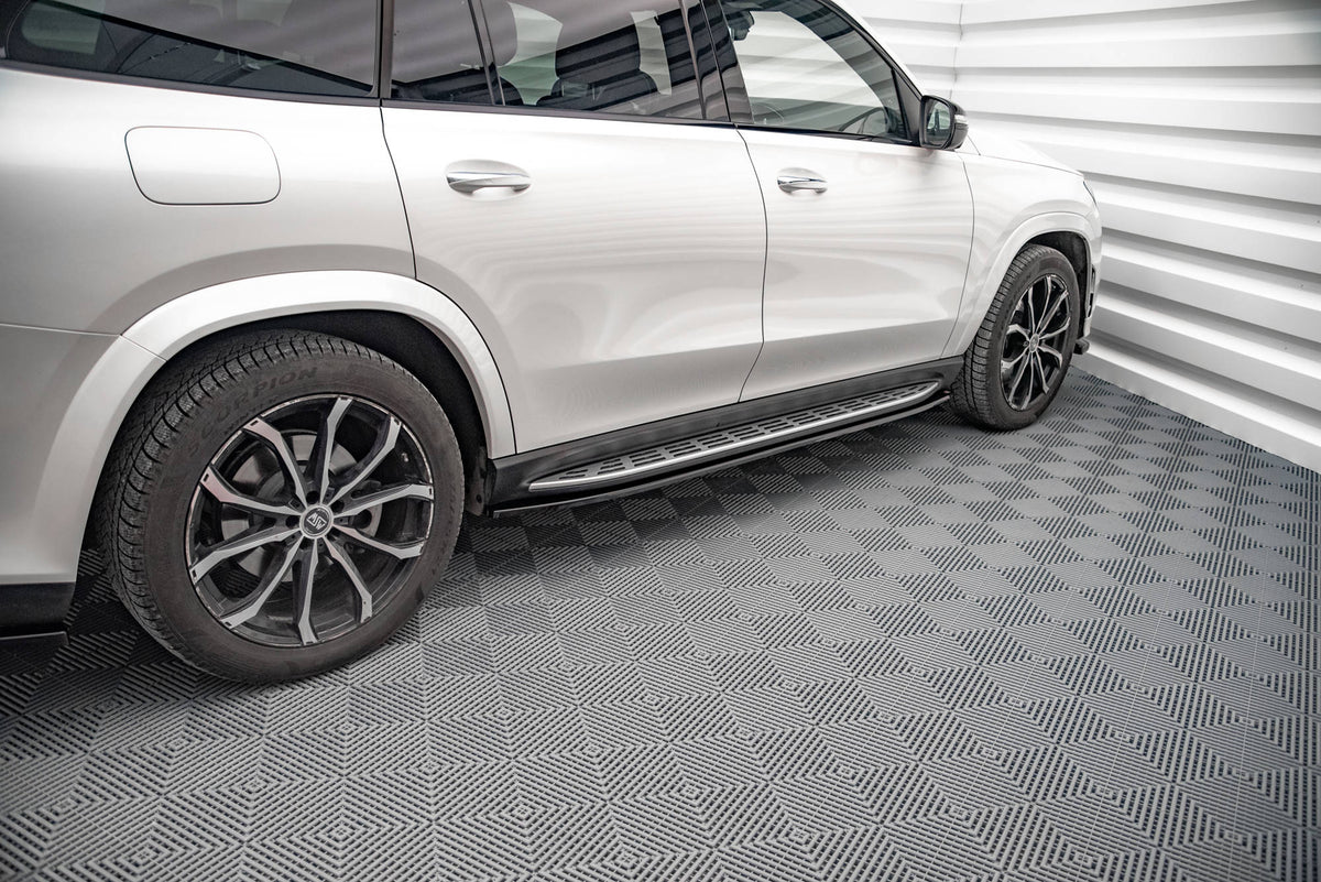 Mercedes GLS X167 AMG-Line med splittersett i glossy sort sett bakfra i skrå vinkel