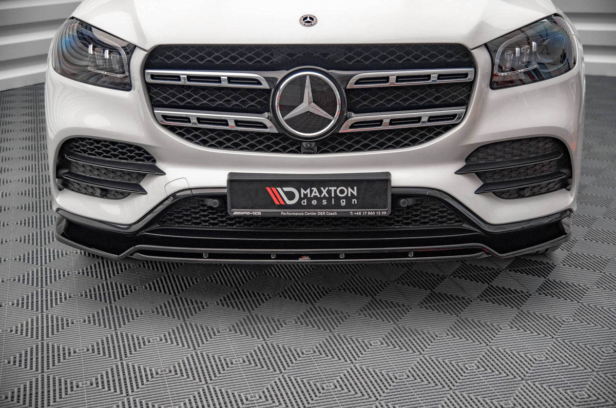 Nærbilde av glossy sort finish på frontsplitter til Mercedes GLS X167 AMG-Line i ABS-materiale
