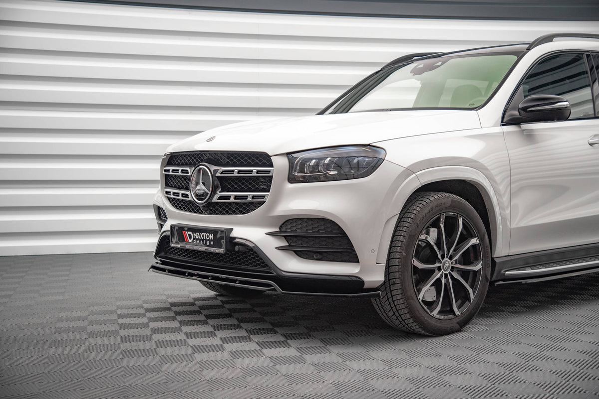 Sideskjørt i glossy sort ABS montert på Mercedes GLS X167 AMG-Line sett fra lav vinkel
