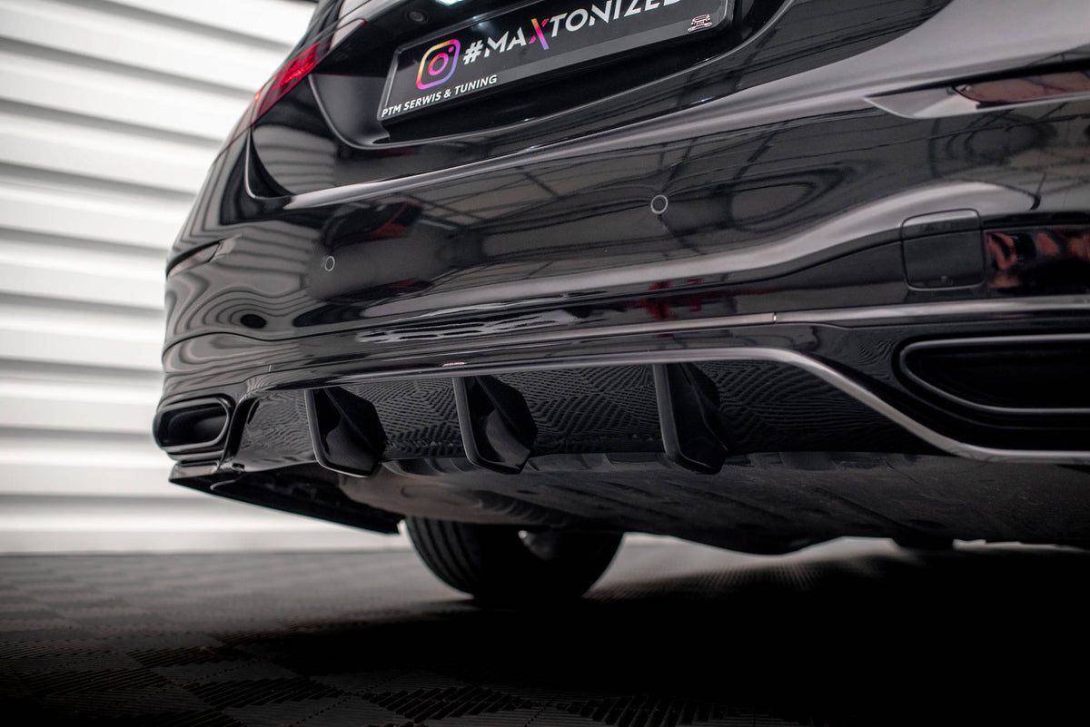 Bakdel av Mercedes S W223 med rear splitter og spoiler cap montert