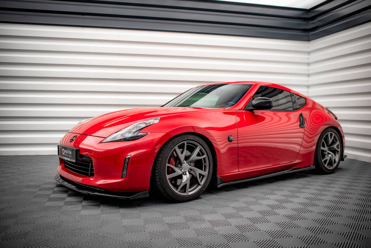 Splittersett for Nissan 370Z Facelift vist forfra med front splitter montert