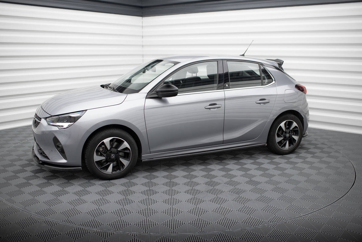 Splittersett fra Maxton Design montert på Opel Corsa F, sett forfra i skrå vinkel