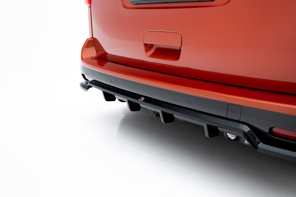 Front splitter montert på Peugeot Expert MK3 sett i skrå vinkel forfra