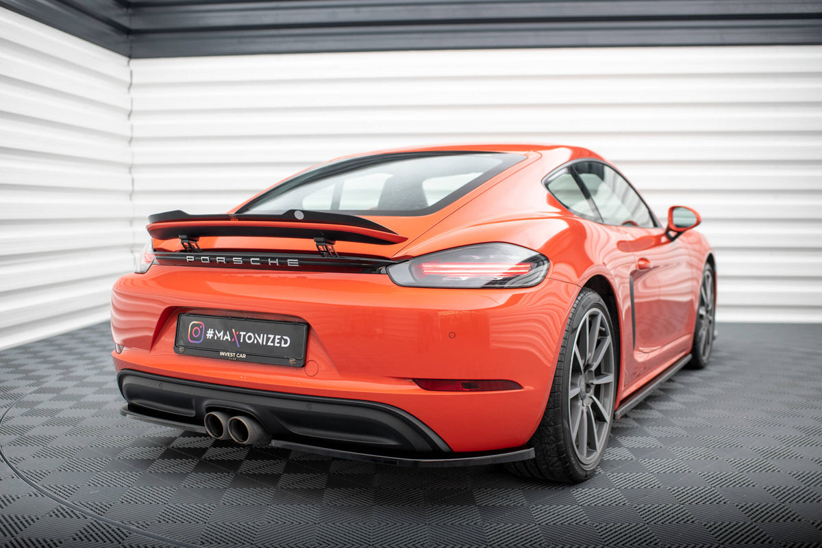 Front splitter fra Maxton Design montert på Porsche 718 Cayman i nærbilde