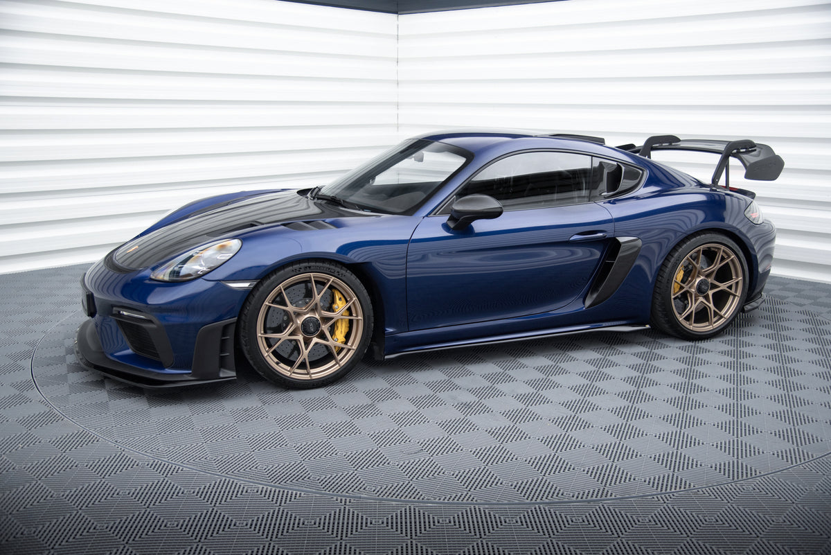 Splittersett montert på Porsche 718 Cayman GT4 RS sett i skrå vinkel forfra