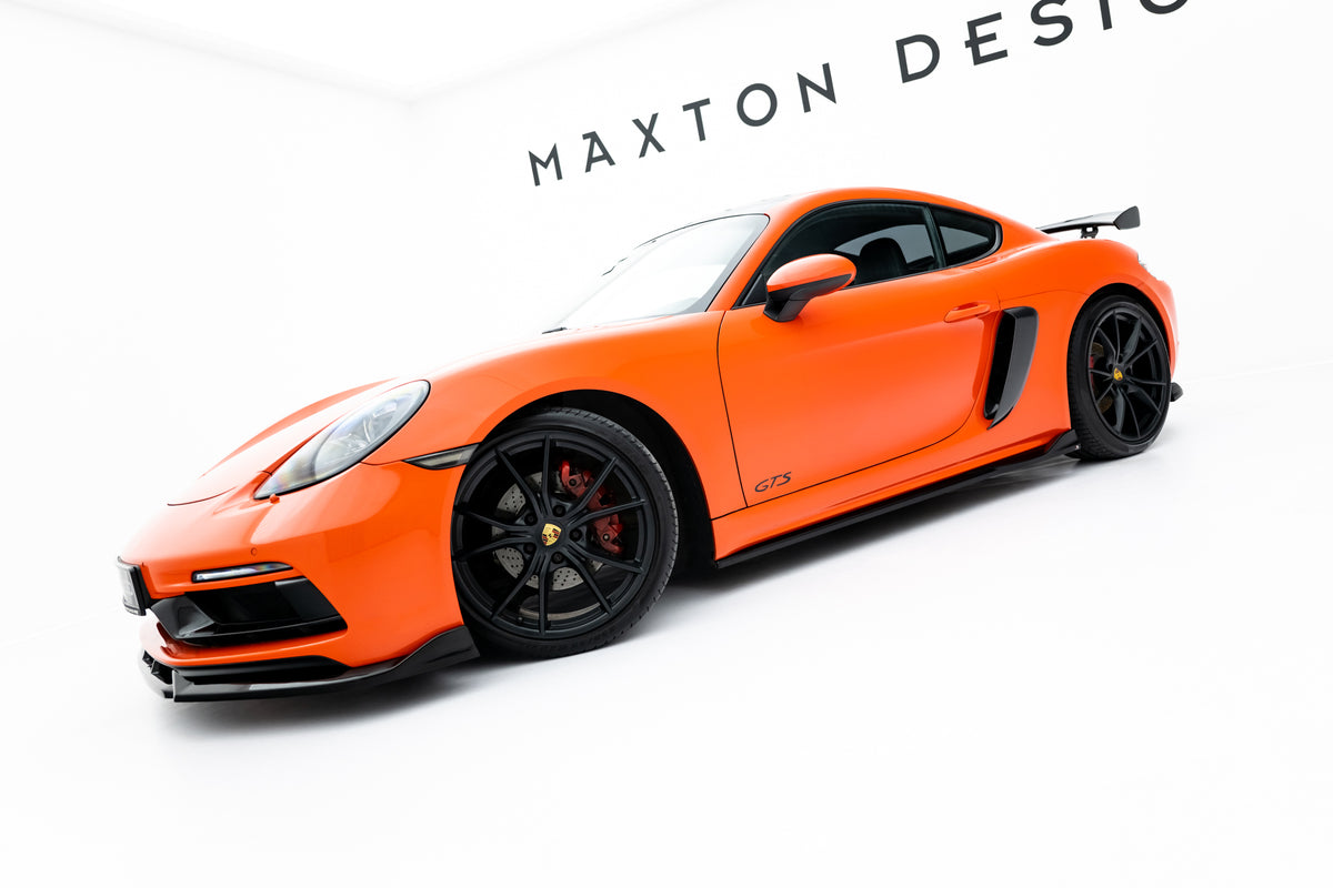 Splittersett for Porsche 718 Cayman GTS montert, sett forfra i skrå vinkel