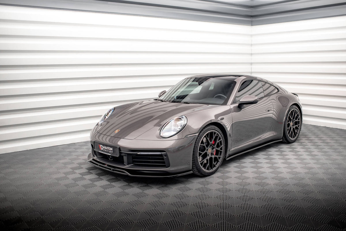 Splittersett montert på Porsche 911 Carrera 4S 992, sett forfra i skrå vinkel