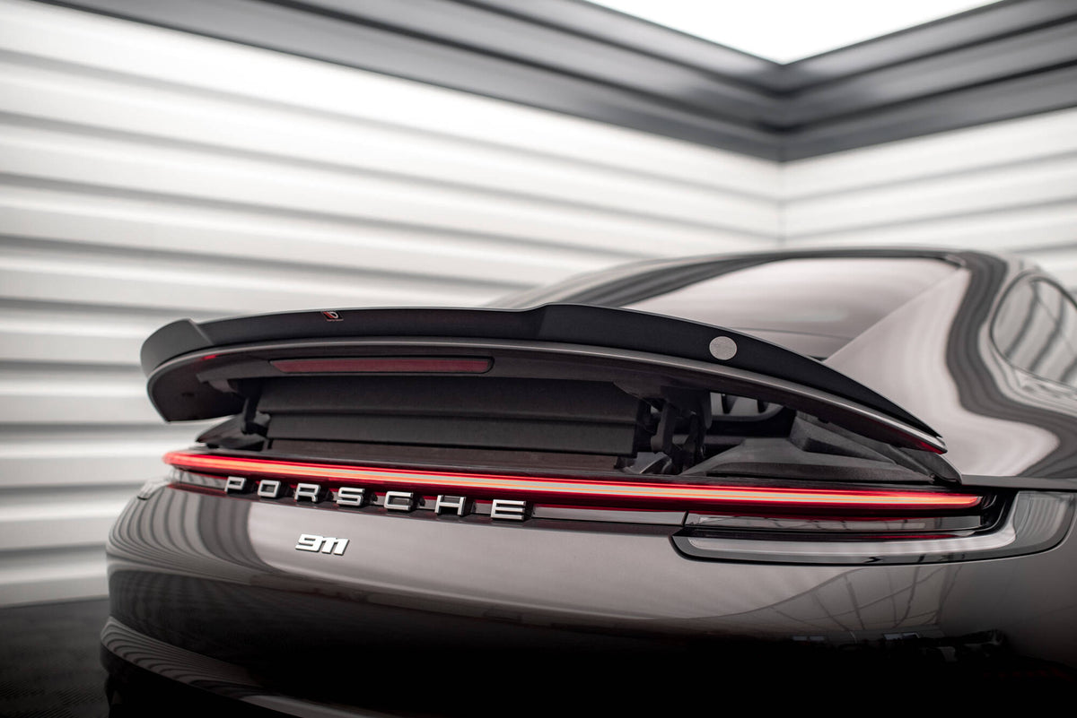 Spoilertopp og bakparti på Porsche 911 Carrera 4S 992 i sort finish ovenfra