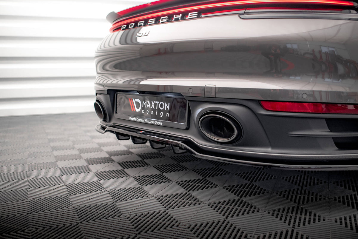 Frontsplitter fra Maxton Design på Porsche 911 992 Carrera 4S i nærbilde