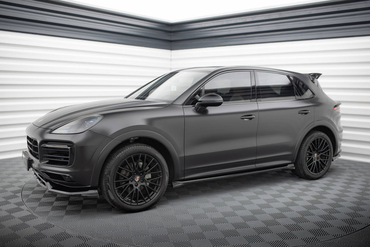 Splittersett for Porsche Cayenne MK3 Sport Design montert på SUV, sett forfra i skrå vinkel