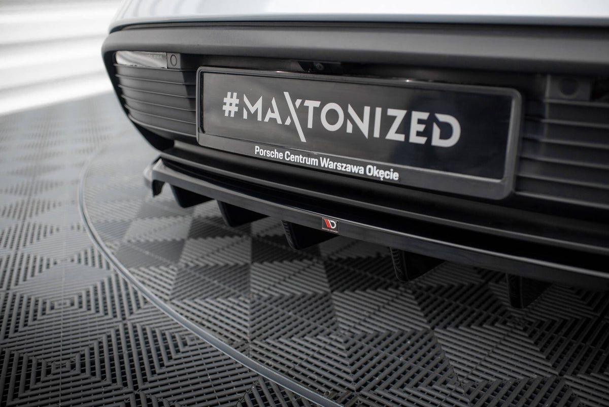 Maxton Design frontsplitter sett forfra montert på sølvfarget Porsche Taycan MK1 med glossy svart finish