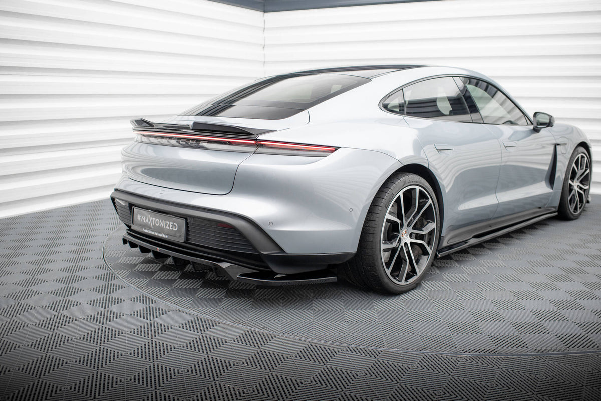 Nærbilde av sideelement fra splittersett til Porsche Taycan med aerodynamisk 3D-profil i svart