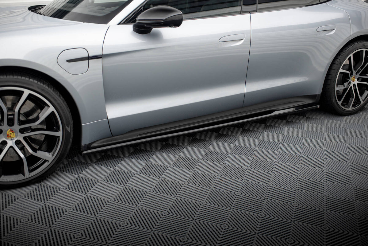 Sideelement fra Maxton Design splittersett til Porsche Taycan sett undenfra med profildetalj