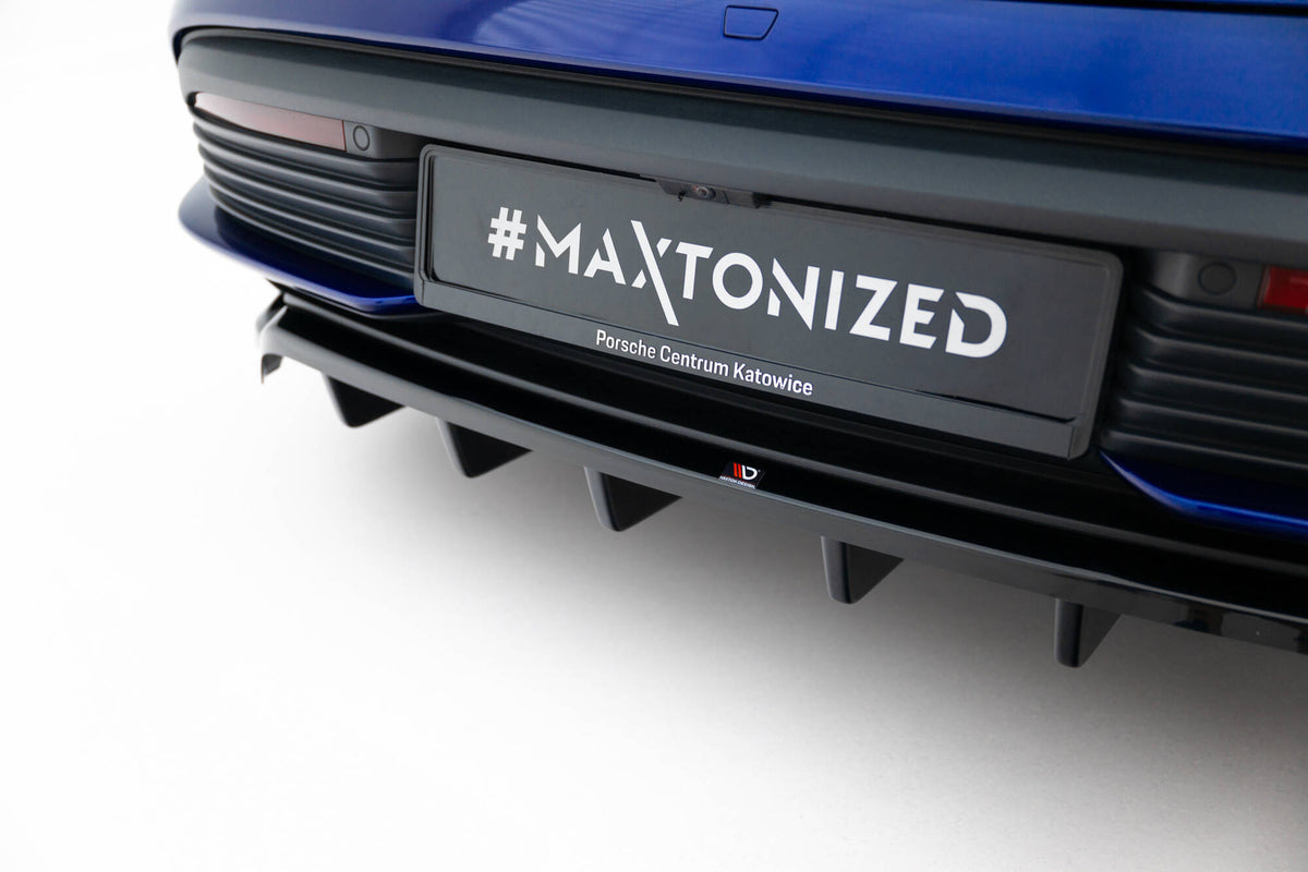 Frontsplitter i glossy svart fra Maxton Design montert på blå Porsche Taycan Turbo S, detaljbilde av kontrast mot lakk