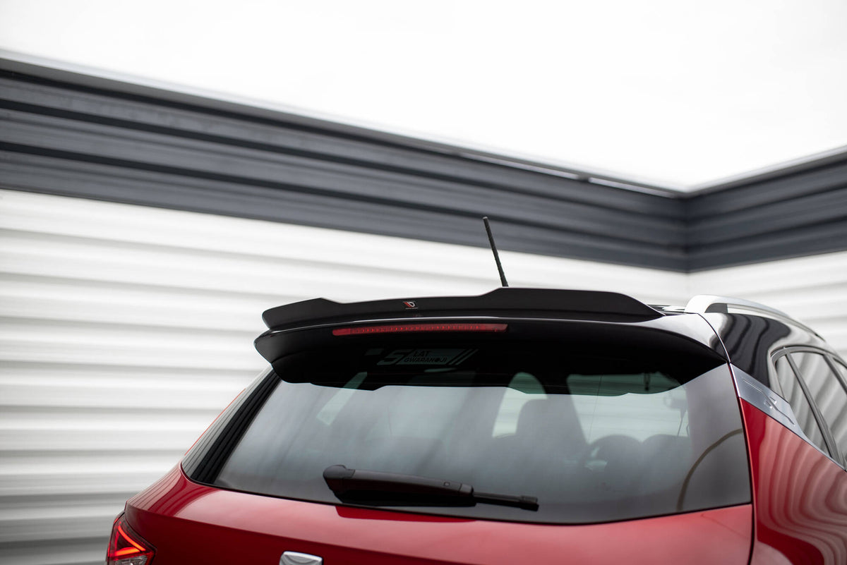 Front splitter til Seat Arona FR MK1 montert på bil, sett i skrå vinkel forfra