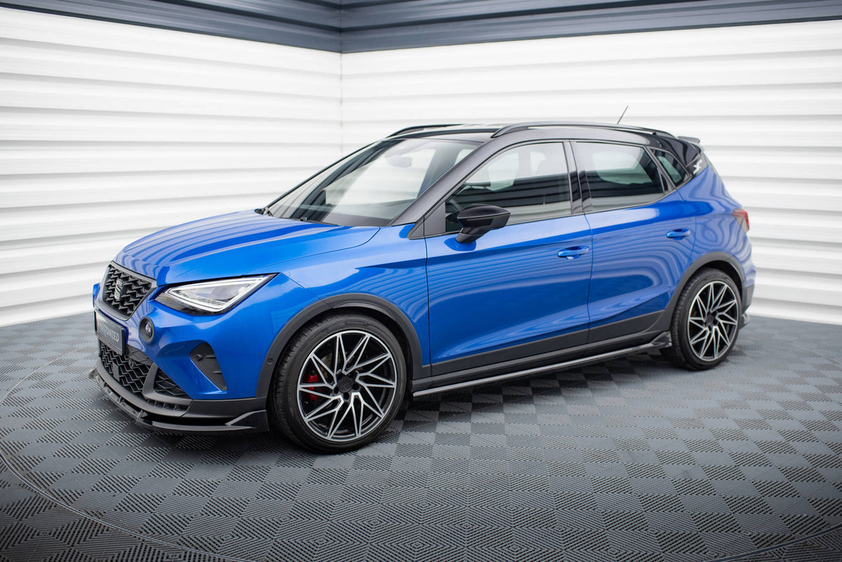 Splittersett for Seat Arona FR Facelift montert på bil, sett forfra i skrå vinkel