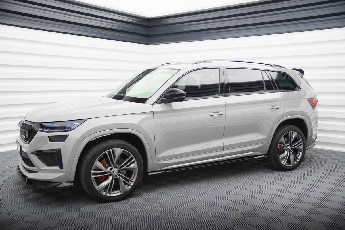 Splittersett til Skoda Kodiaq RS Facelift montert på bil sett forfra i skrå vinkel