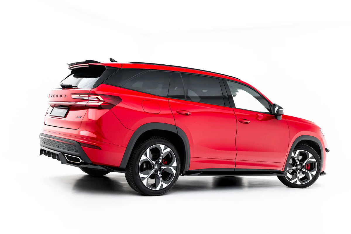 Nærbilde av blank sort ABS-finish på splittersett Skoda Kodiaq RS Mk2