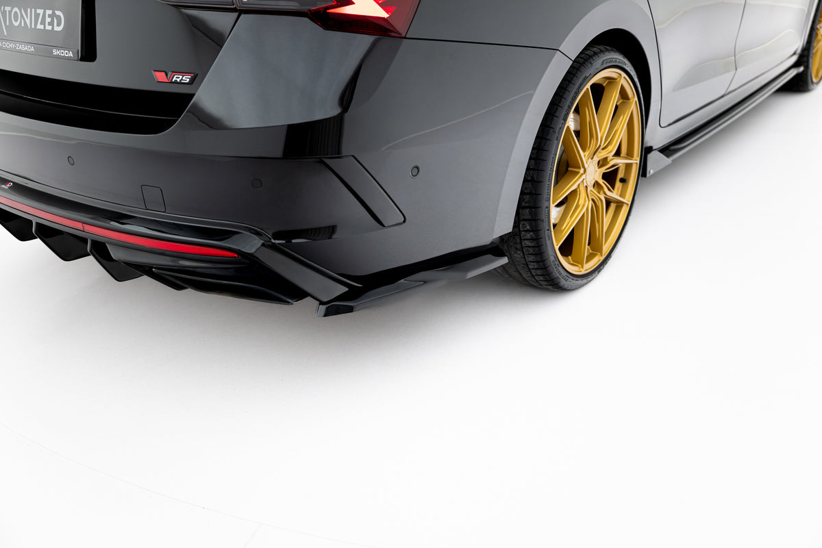Detalj av Gloss Black-overflate på splittersett til Skoda Octavia RS Mk4