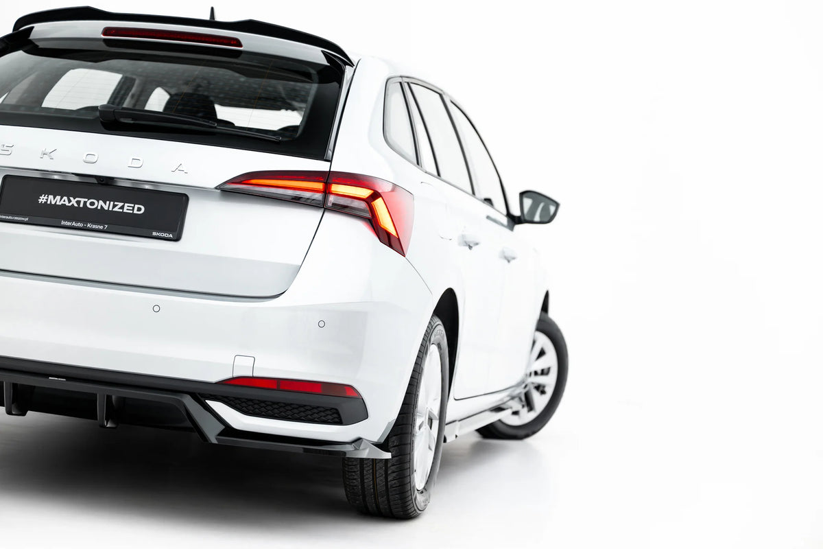 Detaljbilde av montering på splittersett til Skoda Scala Mk1 Facelift