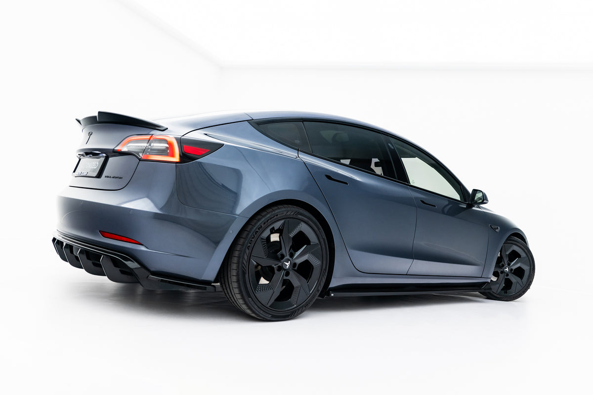 Nærbilde av frontsplitter i matt sort finish til Tesla Model 3