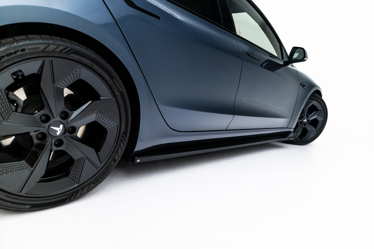 Tesla Model 3 med komplett splittersett sett fra siden
