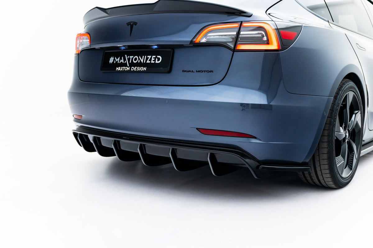 Bakdiffuser fra splittersett på Tesla Model 3 sett fra bakre vinkel