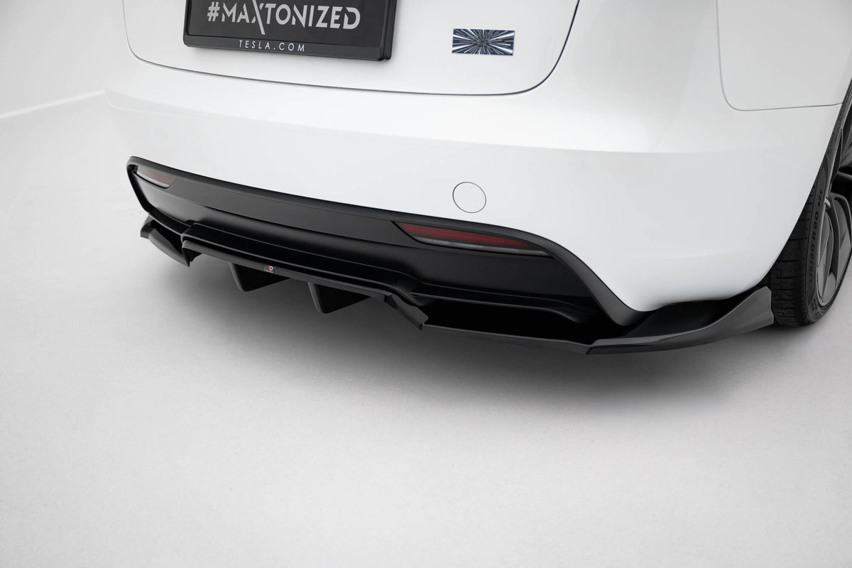 Komplett splittersett til Tesla Model 3 Performance MK1 Facelift lagt ut på rekke