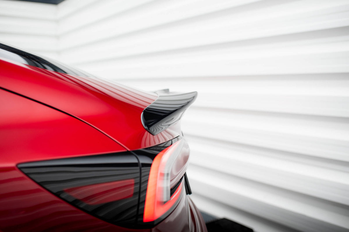 Frontsplitter til Tesla Model 3 Highland sett fra lav vinkel mot asfalten