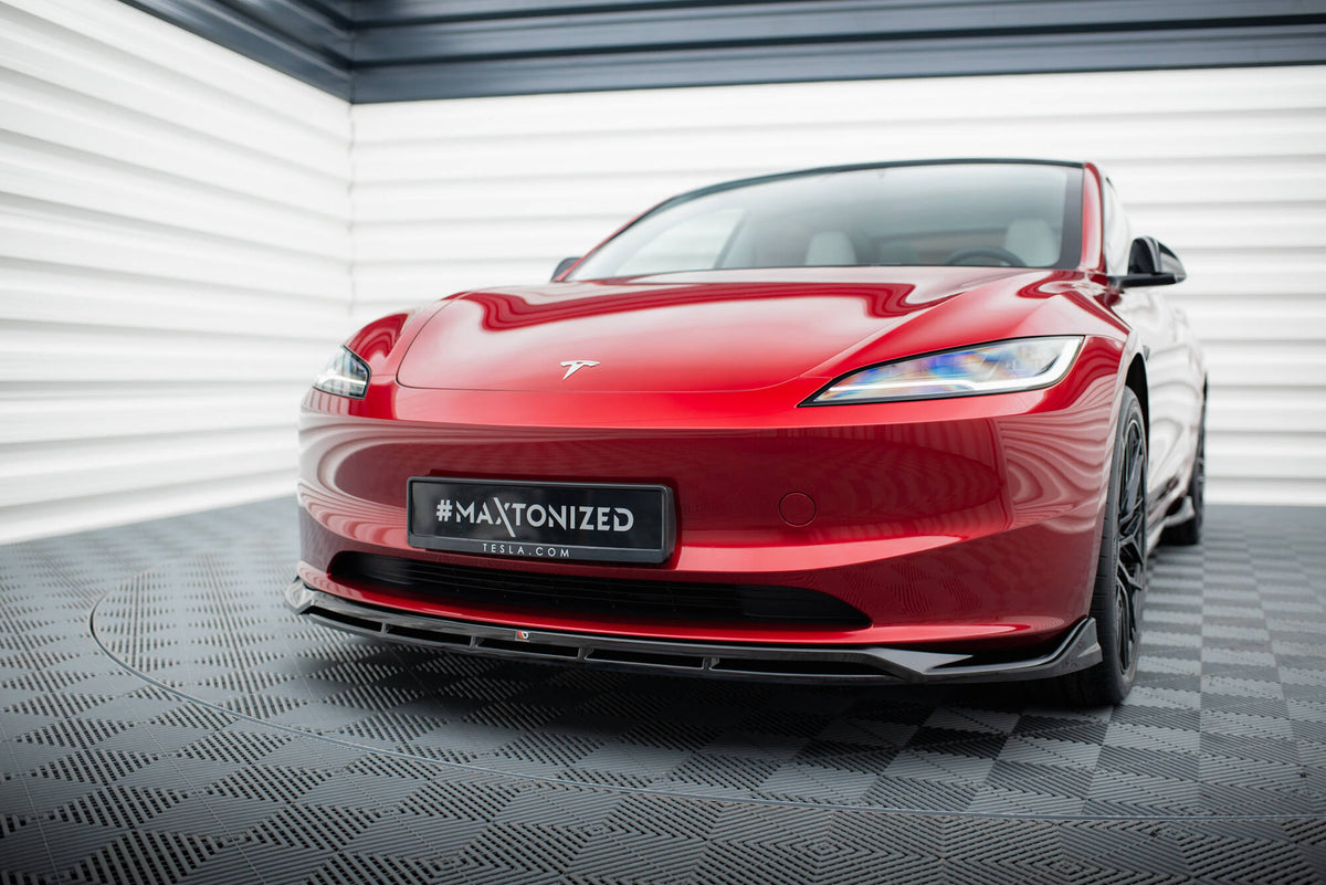 Profil av Tesla Model 3 Highland Facelift med montert splittersett i helfigur