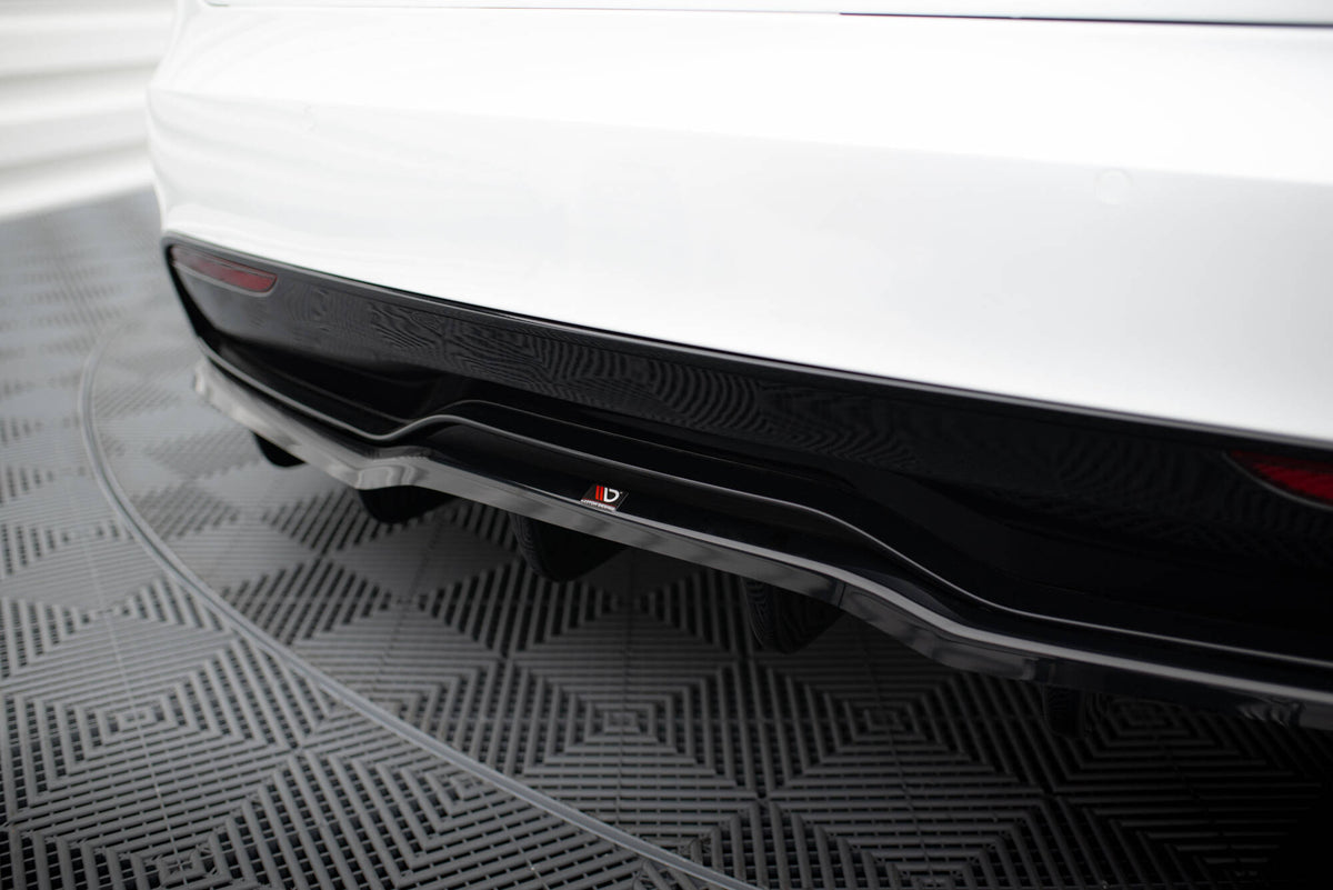Sideskjørt diffusor til Tesla Model S Plaid Facelift i nærbilde med strukturert svart finish