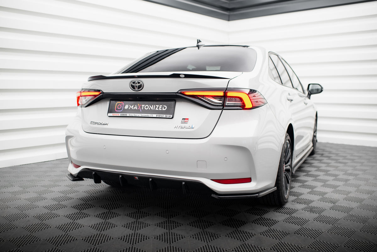 Nærbilde av blank sort splittersett til Toyota Corolla XII Sedan