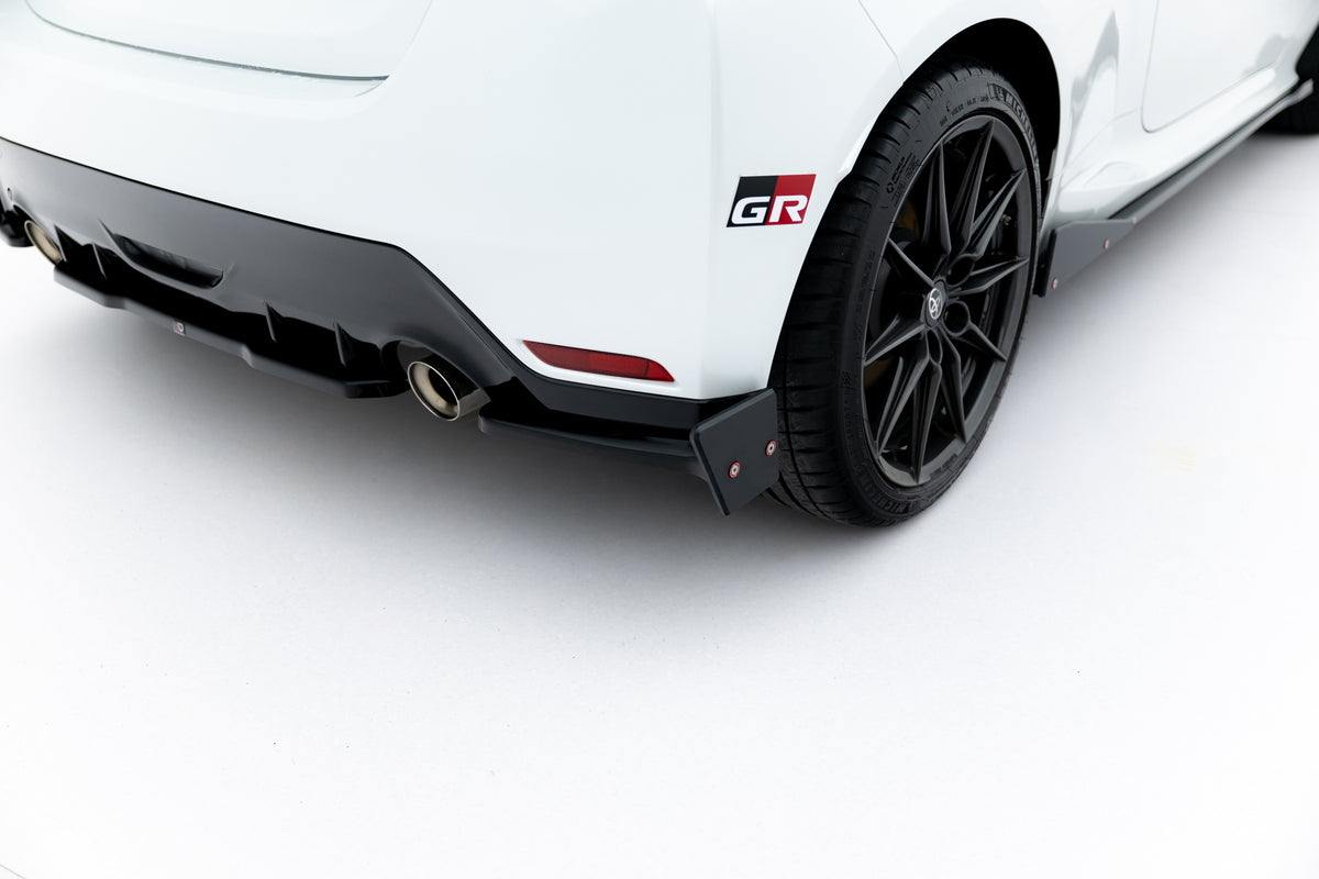 Detaljbilde av splittersett til Toyota GR Yaris Mk4 med rød stripe