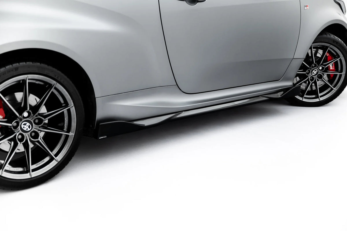 Nærbilde av blank sort overflate på splittersett til Toyota GR Yaris Mk4 Facelift