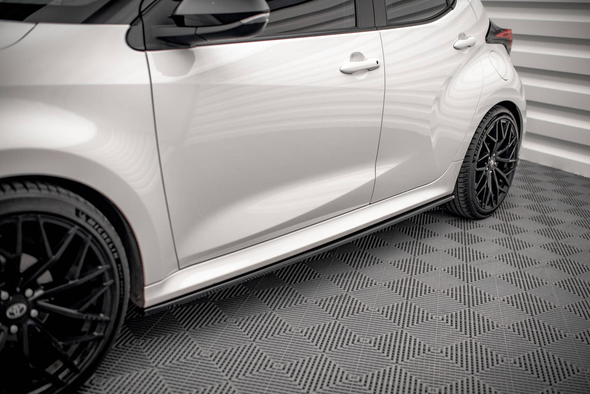 Matt svart front splitter og sideskjørt på Toyota Yaris GR Sport MK4