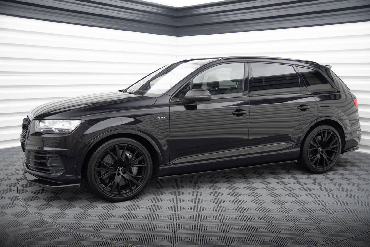 Splittersett V.1 for Audi SQ7 MK2 med alle fire deler utlagt på flatt underlag