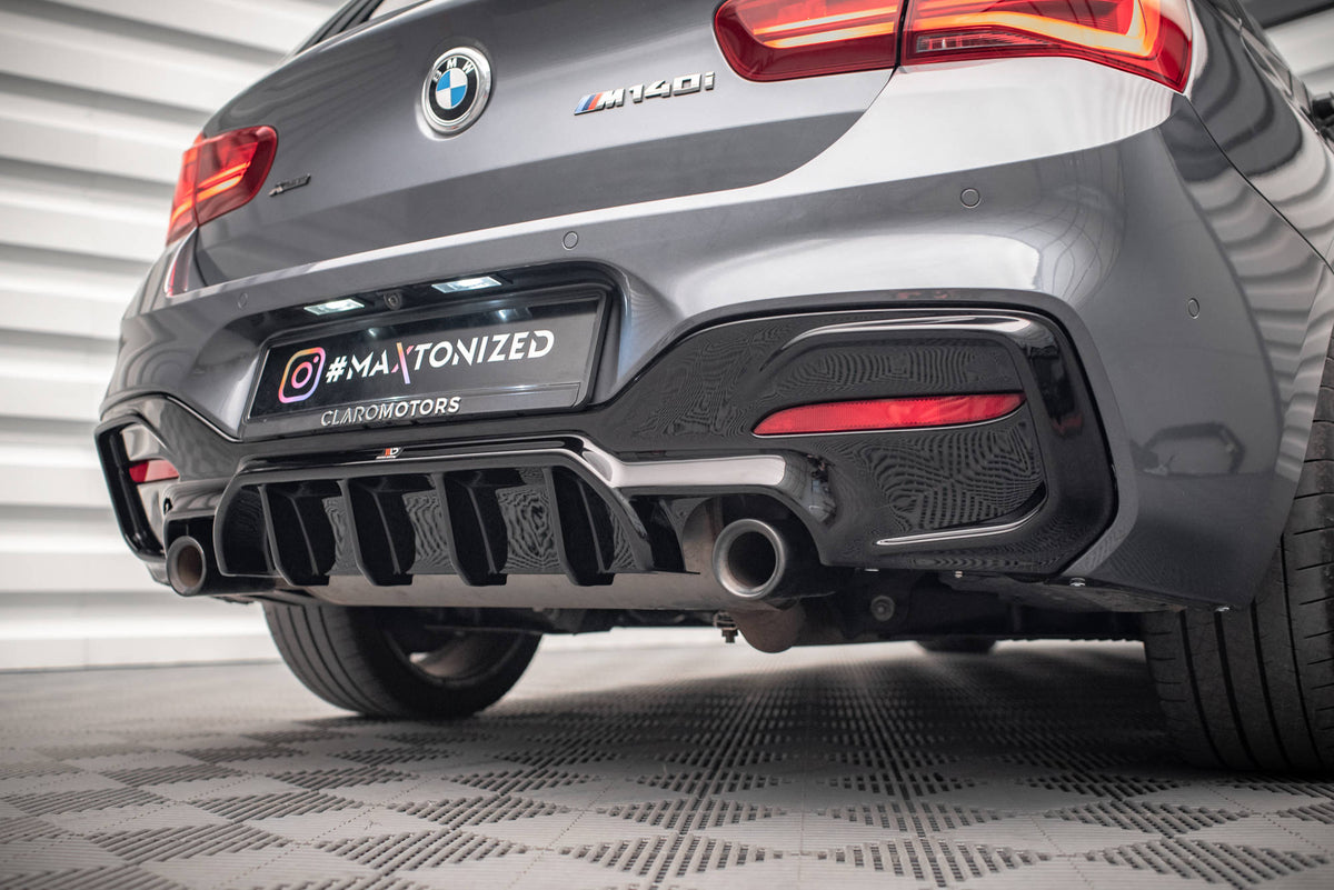 Helkroppsbilde med splittersett V.1 montert på BMW M140i F20 Facelift