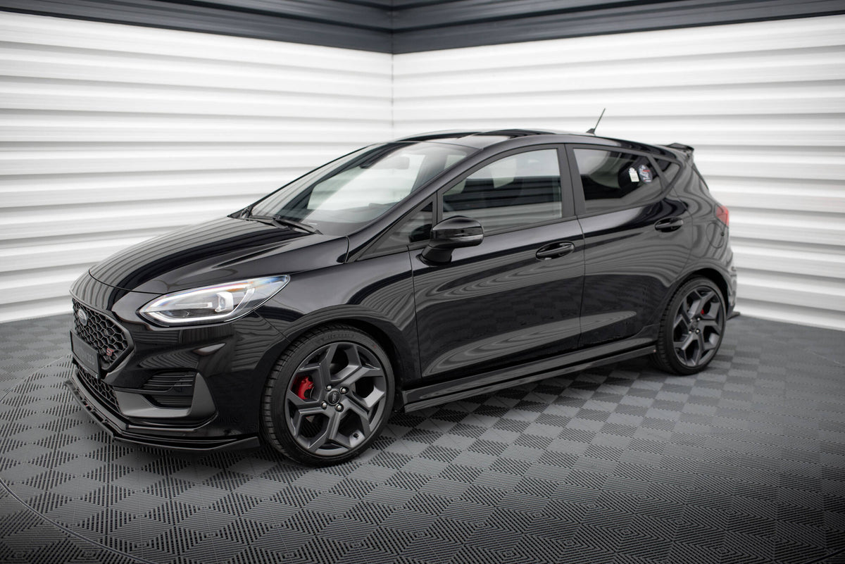 Splittersett V.1 montert på Ford Fiesta ST MK8 Facelift sett forfra i skrå vinkel