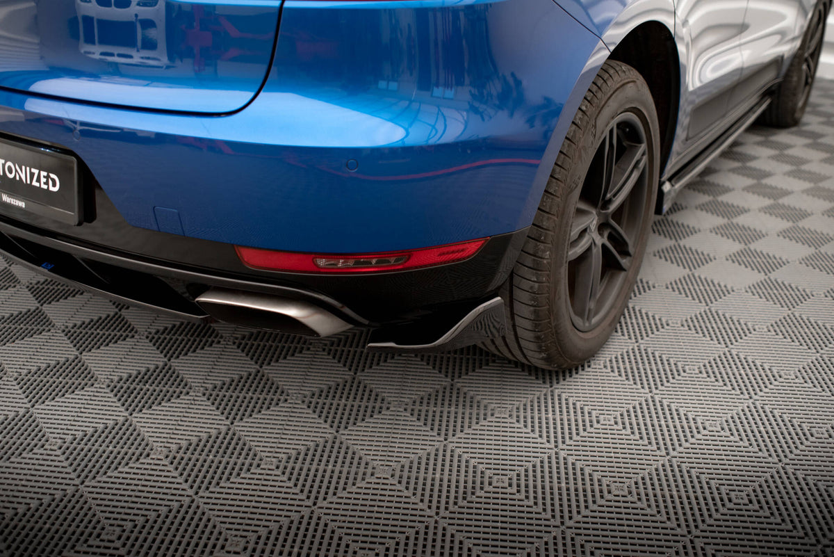Nærbilde av front splitter V.1 i sort finish for Porsche Macan MK1