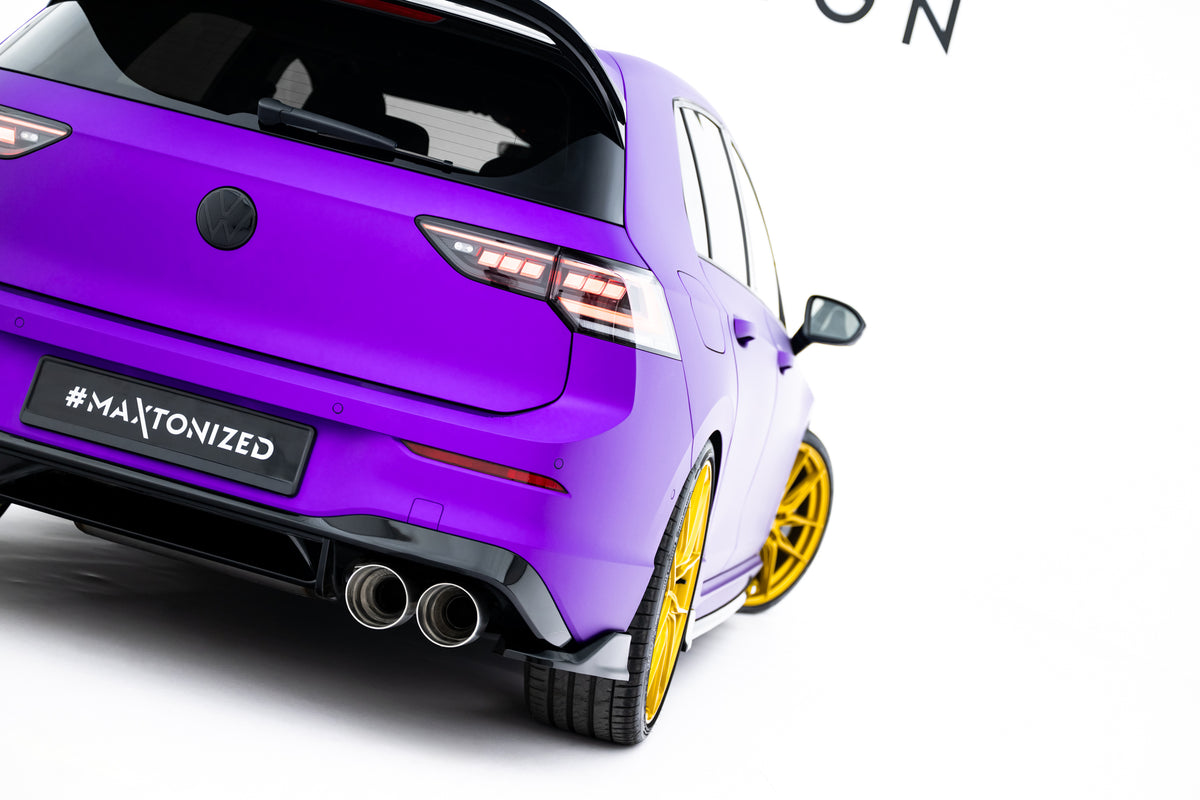 Front- og sideplitter V.1 til VW Golf 8 R Facelift – nærbilde av overflatestruktur i sort ABS-plast