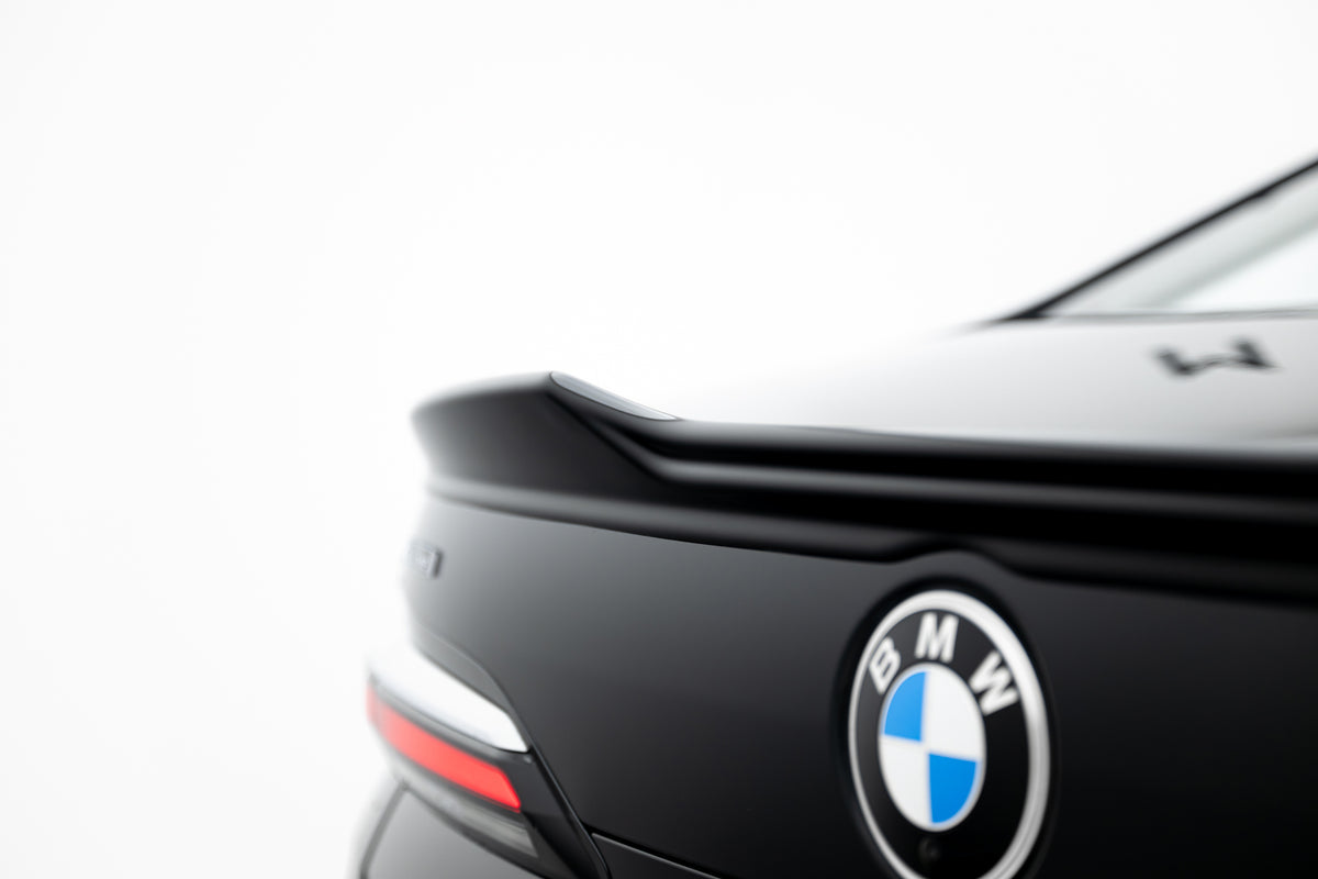 Splittersett BMW 7 G70 V.2 sett forfra med frontsplitter montert under støtfangeren i sort finish