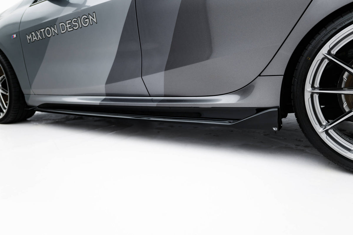 Splittersett BMW F70 M135I V.2 - sideskjort montert naerbilde fra lav vinkel