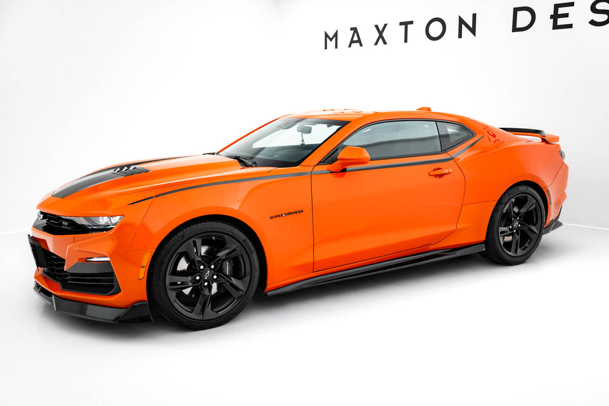 Splittersett V.2 montert på Chevrolet Camaro SS Facelift, sett forfra i skrå vinkel