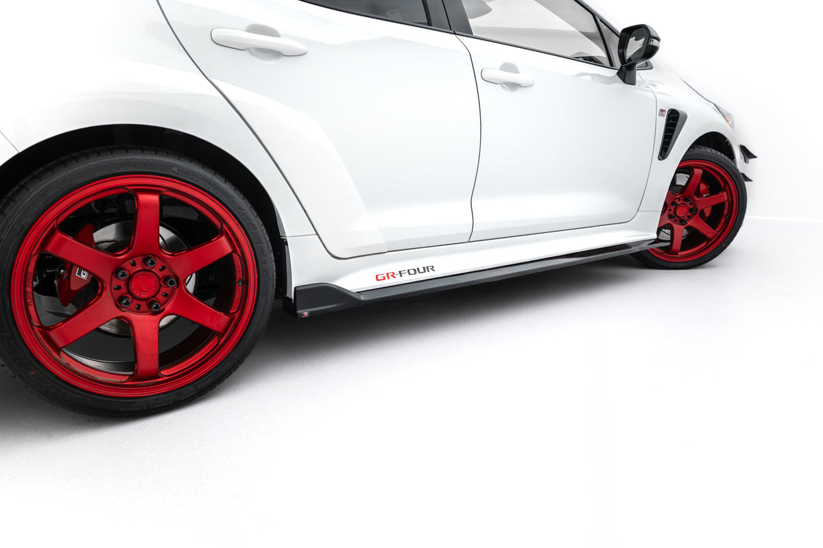 Underside av front splitter fra splittersett V.2 til Toyota GR Corolla MK12, viser ABS-plast kvalitet