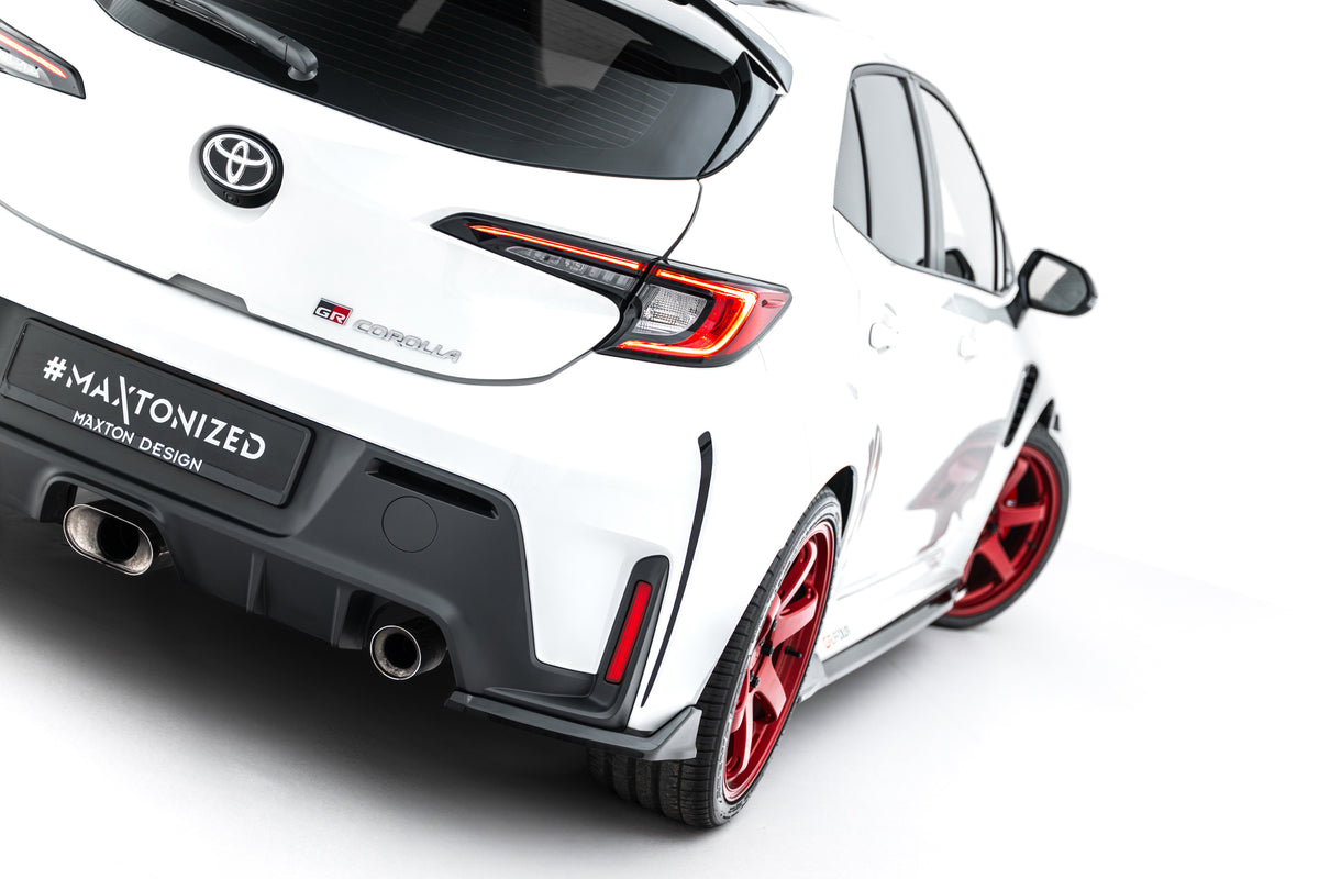 Nærbilde av front splitter fra splittersett V.2 montert på Toyota GR Corolla MK12 i sort ABS-plast