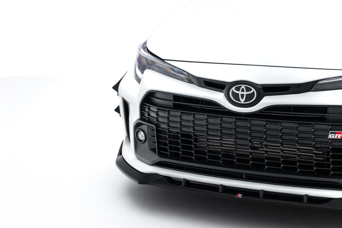 Alle deler i splittersett V.2 til Toyota GR Corolla MK12 lagt ut enkeltvis på flat overflate