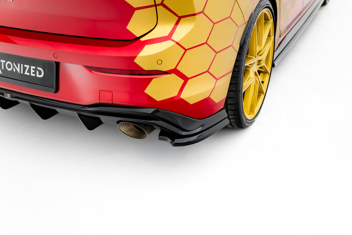 Splittersett V.2 for VW Golf 8 GTI Clubsport / GTI Facelift montert på bil med sportslig styling