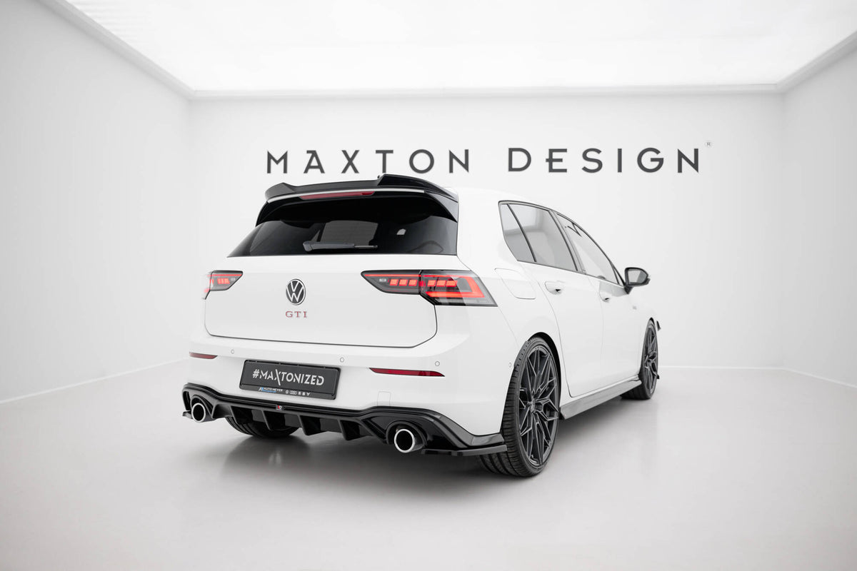 Front- og sideplitter V.2 til VW Golf 8 GTI Facelift – nærbilde av overflatestruktur i sort ABS-plast