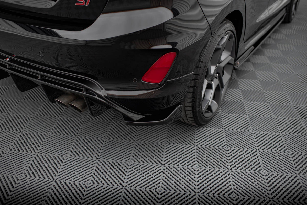 Sideskjørt diffuser fra Maxton Design på Ford Fiesta ST MK8 Facelift i nærbilde